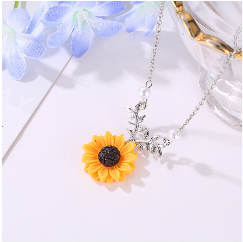 Frau Mode Sonnenblumen Legierung Halskette Mit Anhänger Eingelegte Perlen Künstliche Perlen Halsketten display picture 2