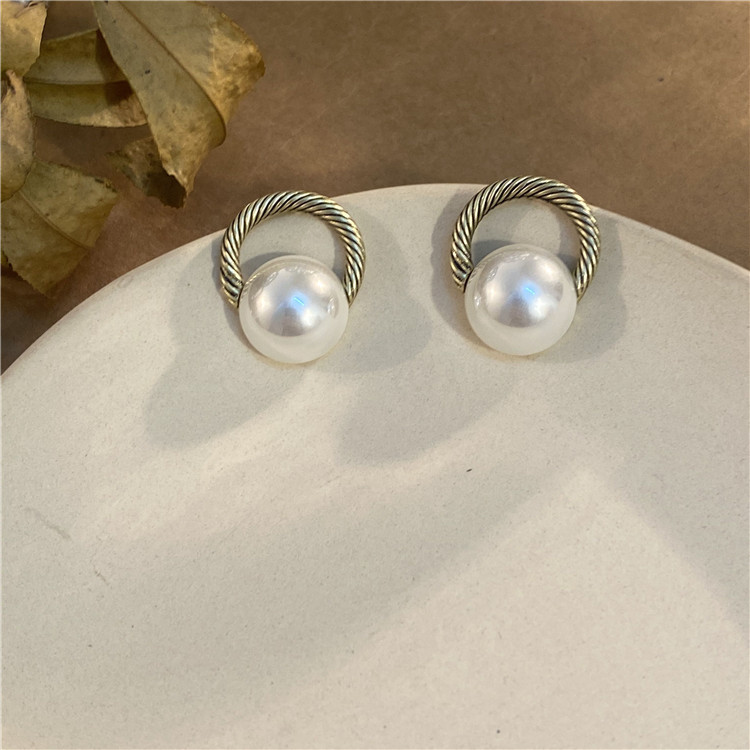 Vintage Style Twist Alloy Plating Artificial Pearls Ear Studs display picture 2