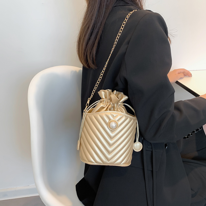 Fashion Stripe Pearl Quilted Cylindrical String Shoulder Bag display picture 5