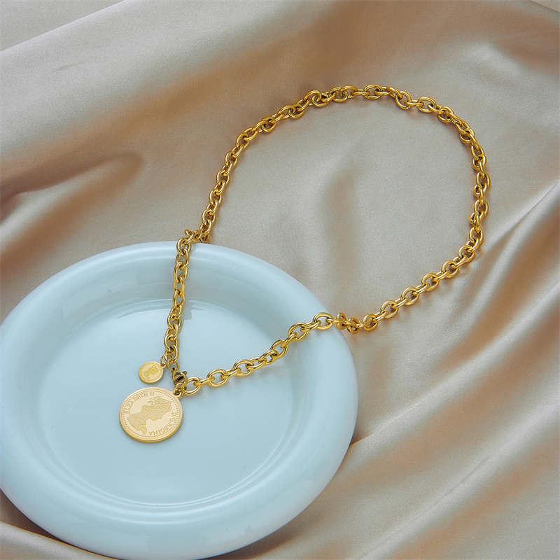 Vintage Style Portrait Stainless Steel Necklace Gold Plated Stainless Steel Necklaces display picture 3
