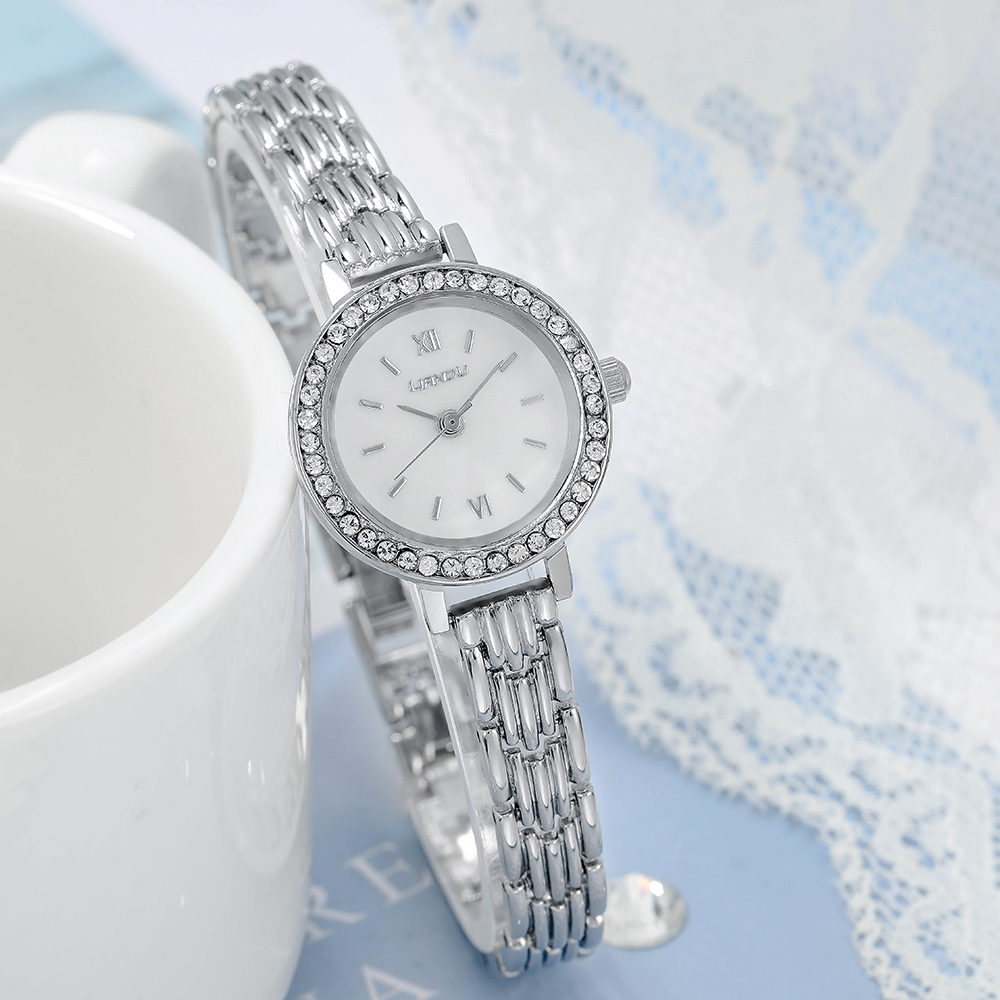 Women's Elegant Geometric Jewelry Buckle Quartz Watch display picture 1