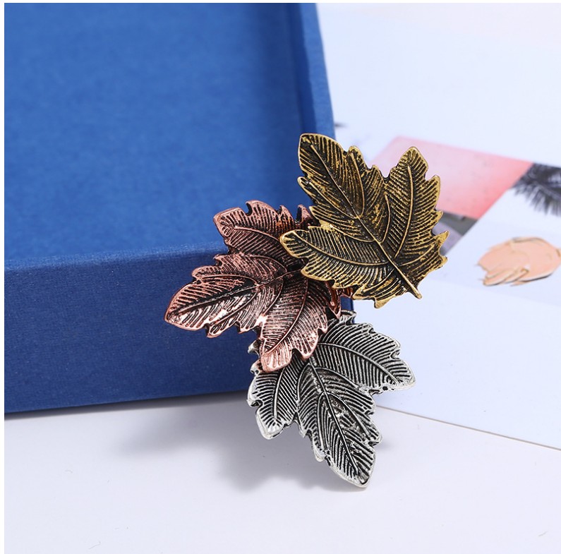 Fashion Maple Leaf Alloy Brooches display picture 5