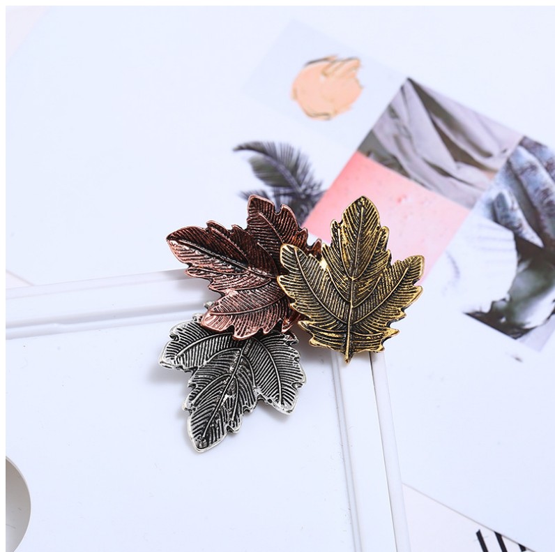 Fashion Maple Leaf Alloy Brooches display picture 7