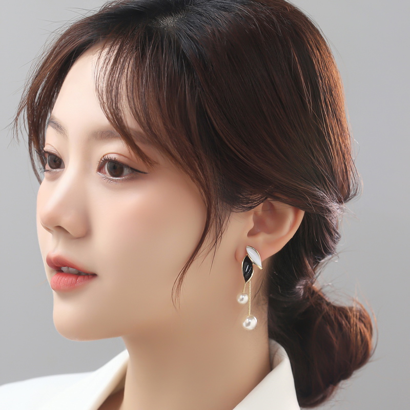 Simple Style Leaves Alloy Plating Pearl Drop Earrings display picture 1