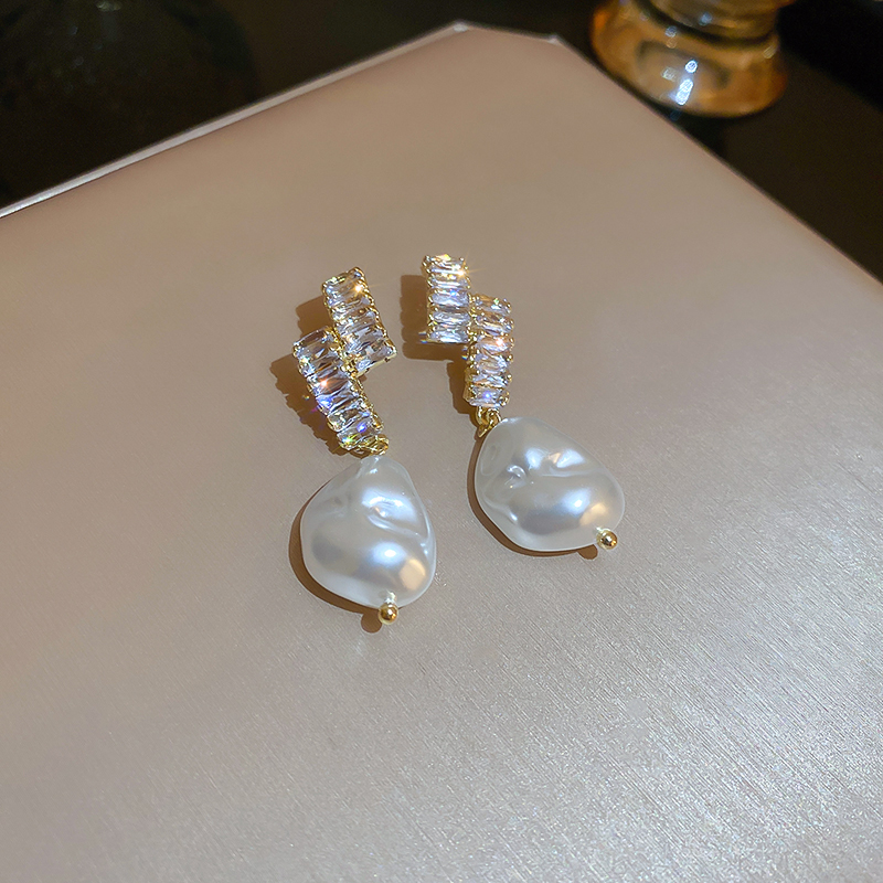 1 Pair Simple Style Pearl Copper Inlay Zircon Drop Earrings display picture 5