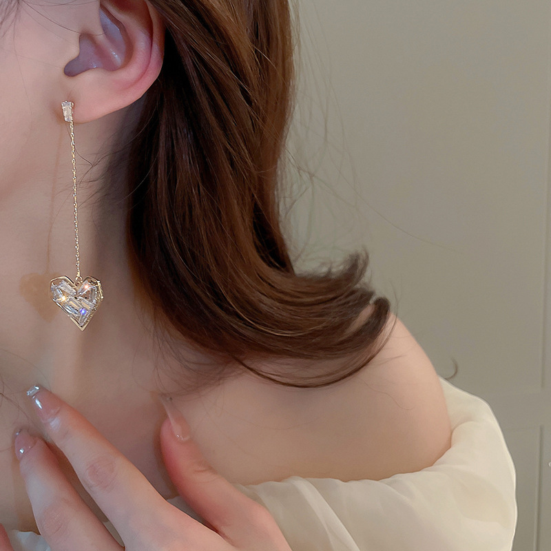 Simple Style Heart Shape Copper Zircon Drop Earrings display picture 1