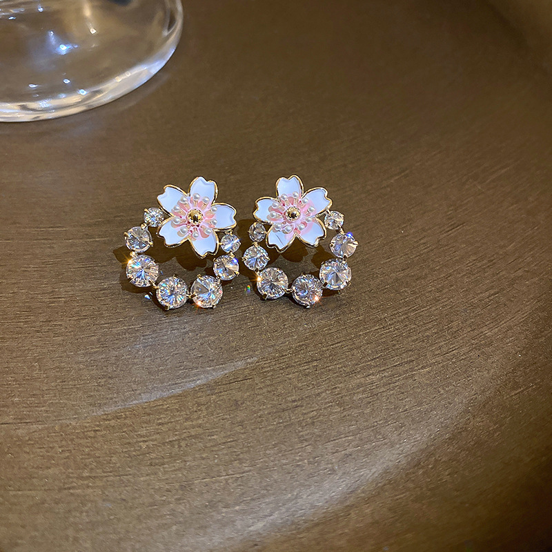 Sweet Flower Copper Ear Studs Enamel Plating Pearl Zircon Copper Earrings display picture 5