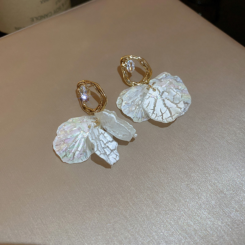 Sweet Petal Arylic Copper Drop Earrings Irregular Inlay Zircon Copper Earrings display picture 4