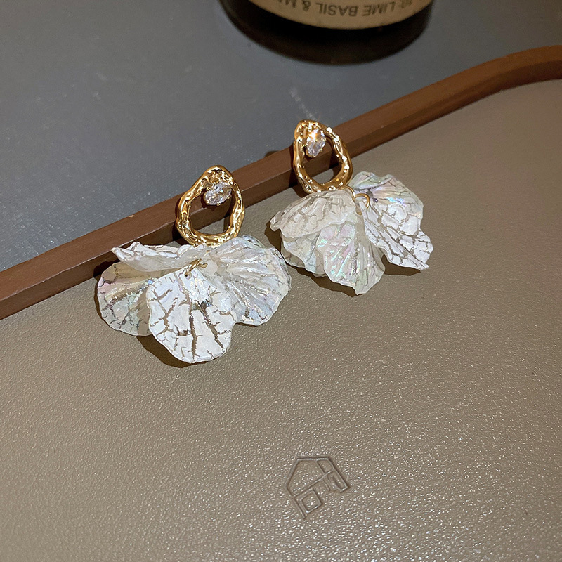 Sweet Petal Arylic Copper Drop Earrings Irregular Inlay Zircon Copper Earrings display picture 3