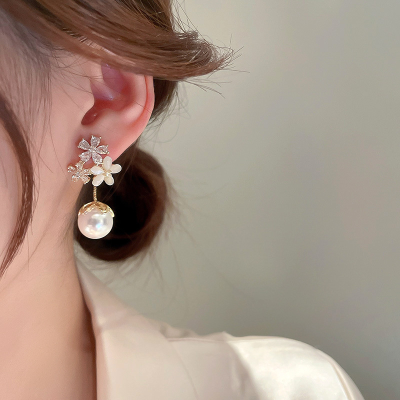 Wholesale Jewelry 1 Pair Sweet Flower Artificial Pearl Copper Zircon Drop Earrings Ear Clips display picture 2