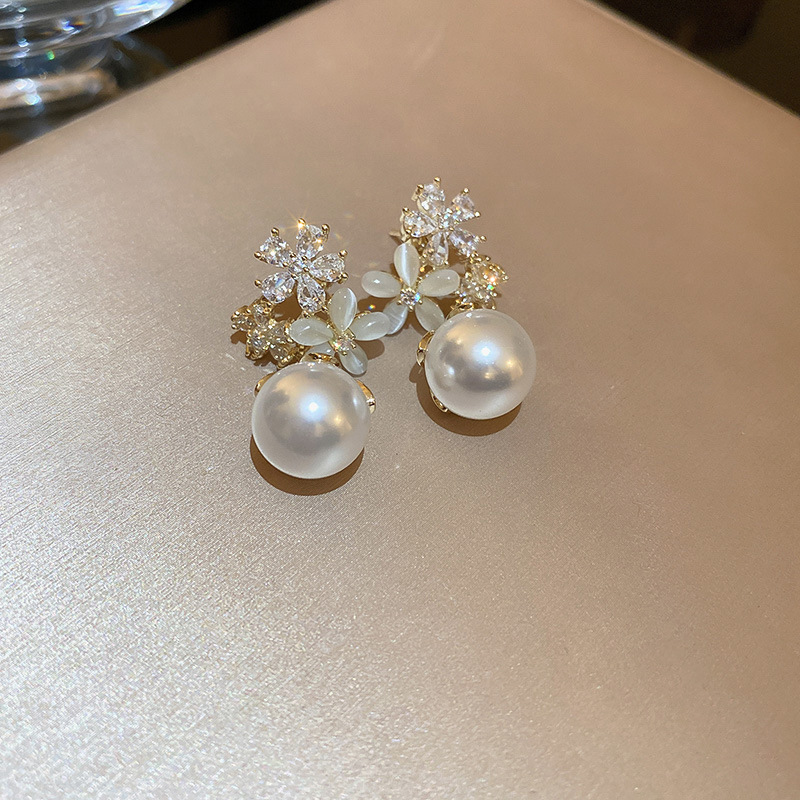Wholesale Jewelry 1 Pair Sweet Flower Artificial Pearl Copper Zircon Drop Earrings Ear Clips display picture 4