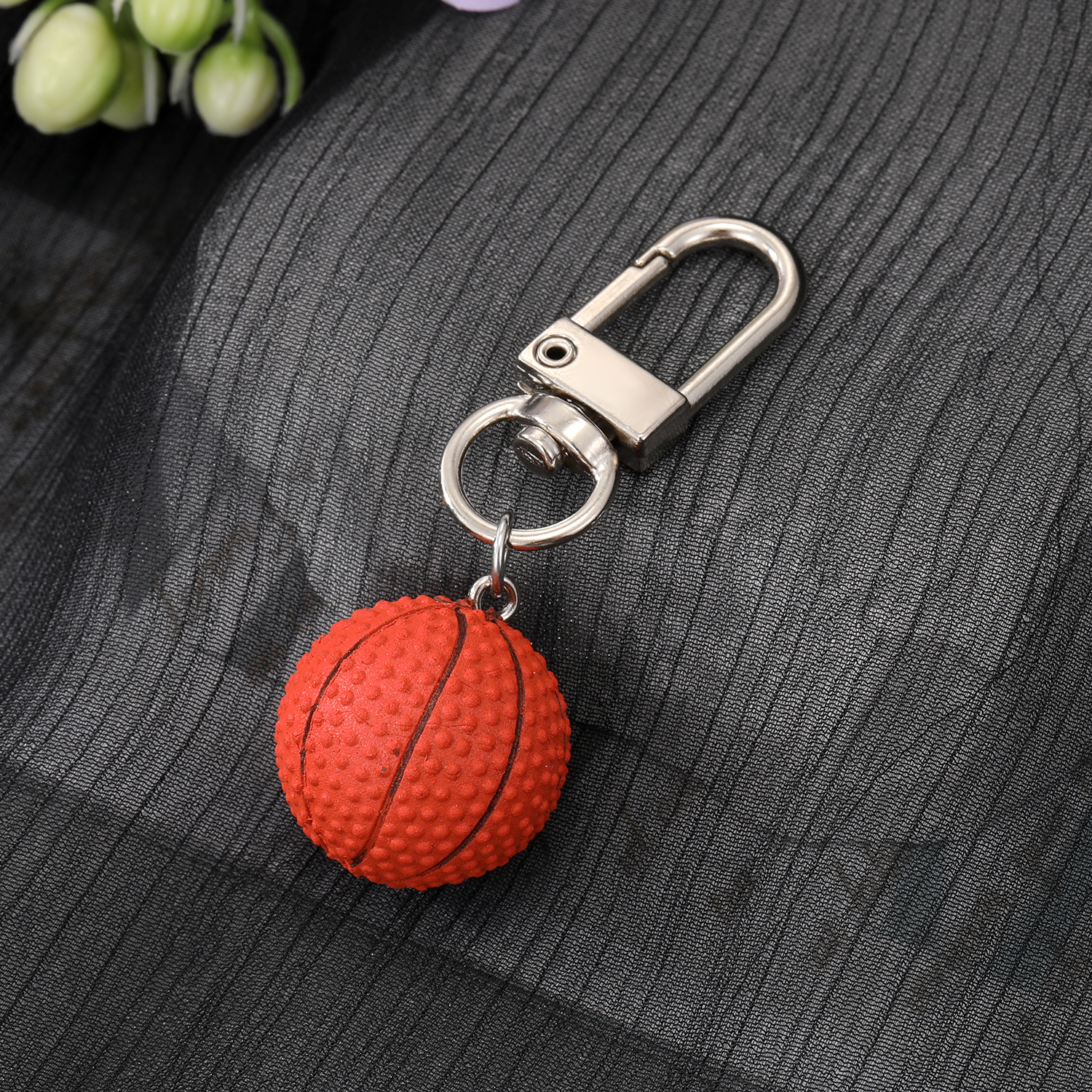 الأزياء الإبداعية البسيطة كرة السلة الراتنج المفاتيح حقيبة حزمة قلادة display picture 4