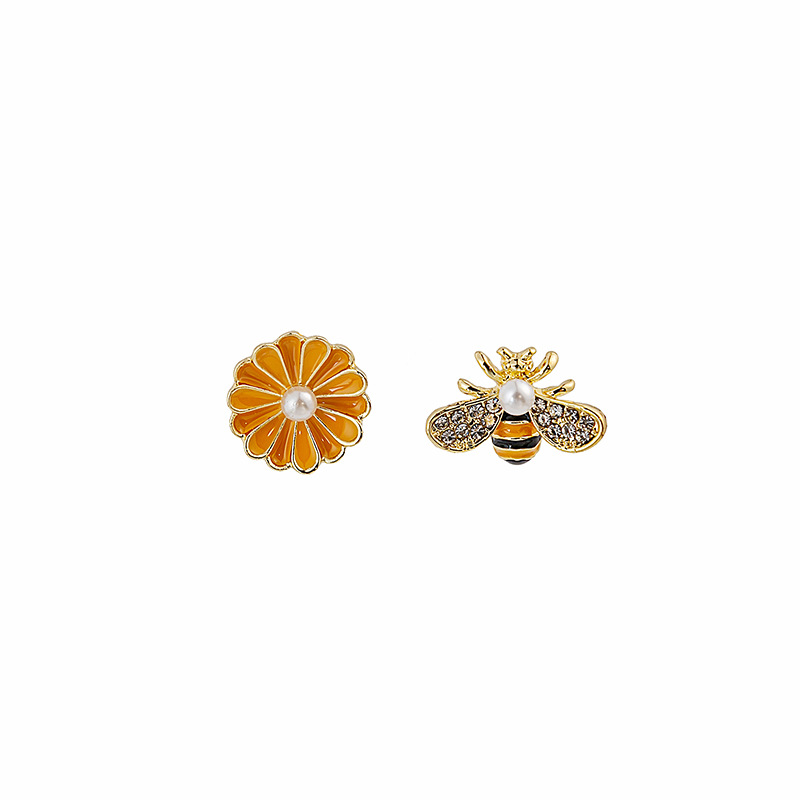 Fashion Bee Daisy Alloy Enamel Plating Rhinestones Pearl Ear Studs 1 Pair display picture 1