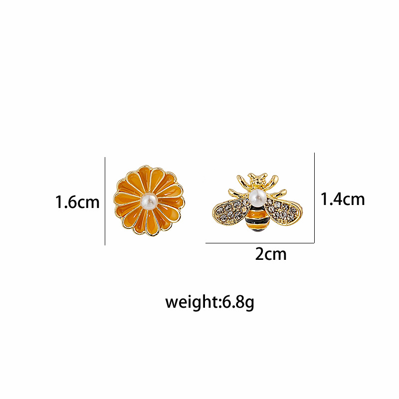 Fashion Bee Daisy Alloy Enamel Plating Rhinestones Pearl Ear Studs 1 Pair display picture 2