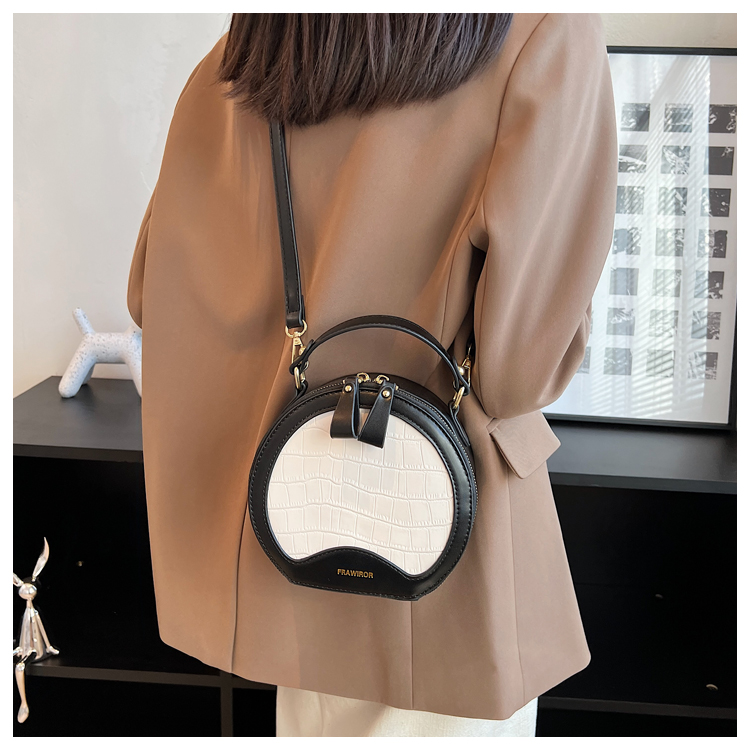 Fashion Solid Color Round Zipper Circle Bag display picture 3