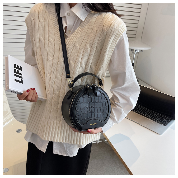 Fashion Solid Color Round Zipper Circle Bag display picture 6