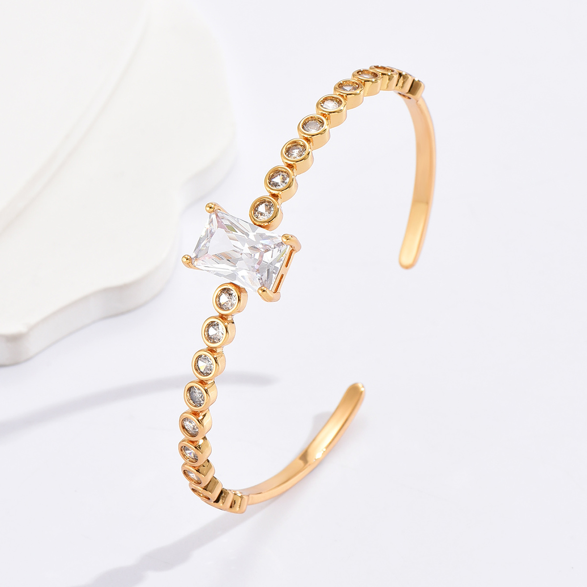Fashion Water Droplets Flower Rectangle Copper Bangle Gold Plated Shell Zircon Copper Bracelets 1 Piece display picture 4