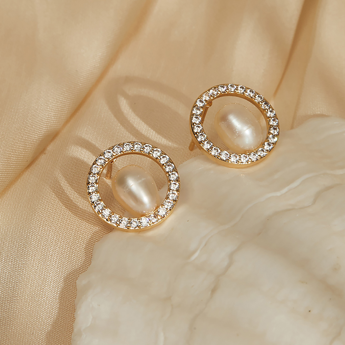 Fashion Round Copper Ear Studs Plating Pearl Zircon Copper Earrings display picture 3