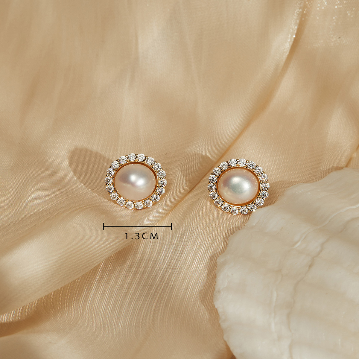 Fashion Round Copper Ear Studs Plating Pearl Zircon Copper Earrings display picture 4