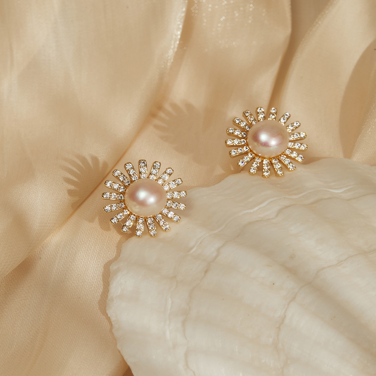 Fashion Round Copper Ear Studs Plating Pearl Zircon Copper Earrings display picture 9