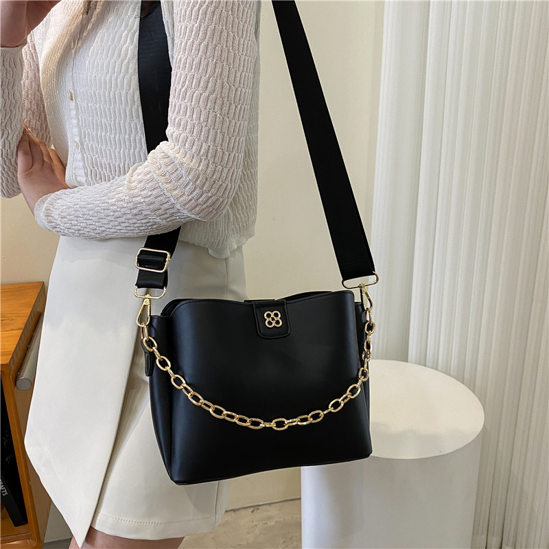 Women's Pu Leather Solid Color Fashion Chain Bucket Magnetic Buckle Crossbody Bag display picture 1