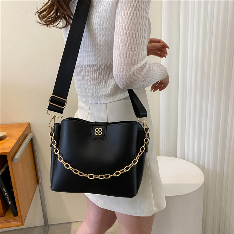Women's Pu Leather Solid Color Fashion Chain Bucket Magnetic Buckle Crossbody Bag display picture 2