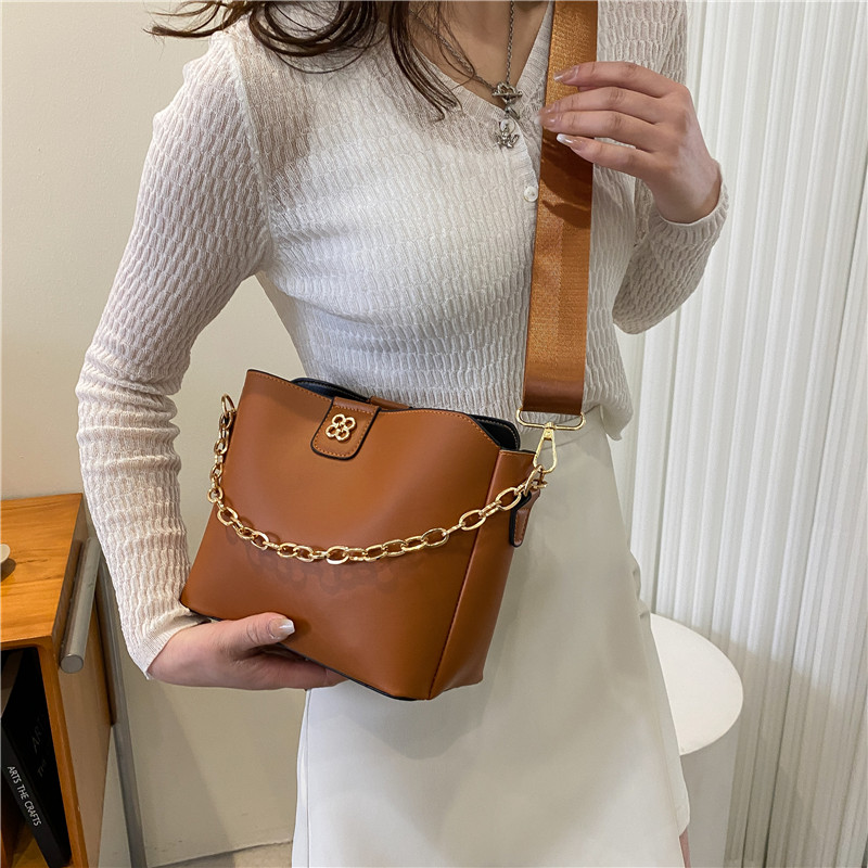 Women's Pu Leather Solid Color Fashion Chain Bucket Magnetic Buckle Crossbody Bag display picture 3