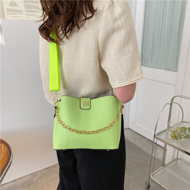 Women's Pu Leather Solid Color Fashion Chain Bucket Magnetic Buckle Crossbody Bag display picture 6