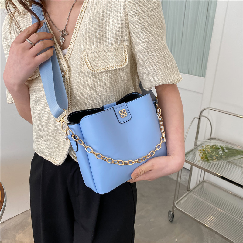Women's Pu Leather Solid Color Fashion Chain Bucket Magnetic Buckle Crossbody Bag display picture 8