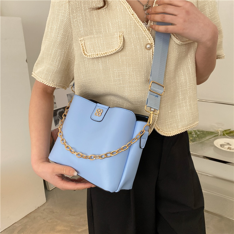 Women's Pu Leather Solid Color Fashion Chain Bucket Magnetic Buckle Crossbody Bag display picture 7