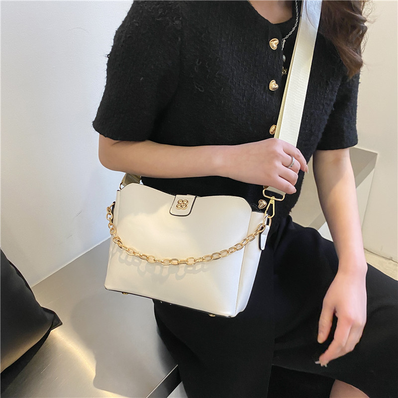 Women's Pu Leather Solid Color Fashion Chain Bucket Magnetic Buckle Crossbody Bag display picture 9