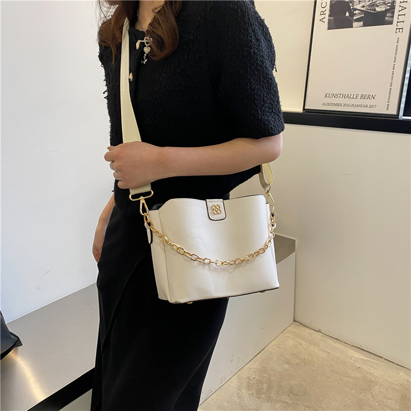 Women's Pu Leather Solid Color Fashion Chain Bucket Magnetic Buckle Crossbody Bag display picture 10