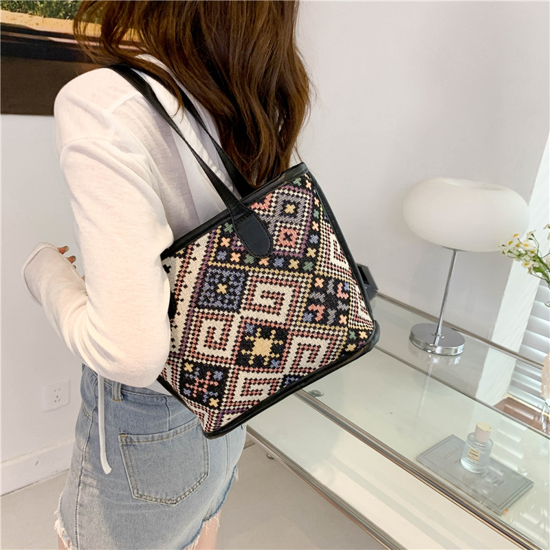 Ethnic Style Geometric Square Zipper Handbag display picture 1