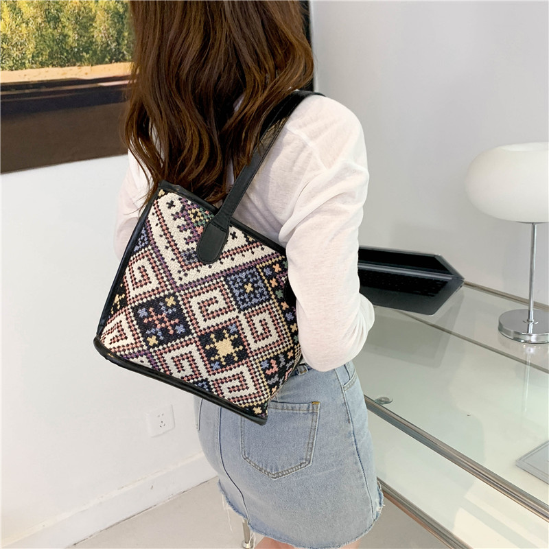 Ethnic Style Geometric Square Zipper Handbag display picture 2