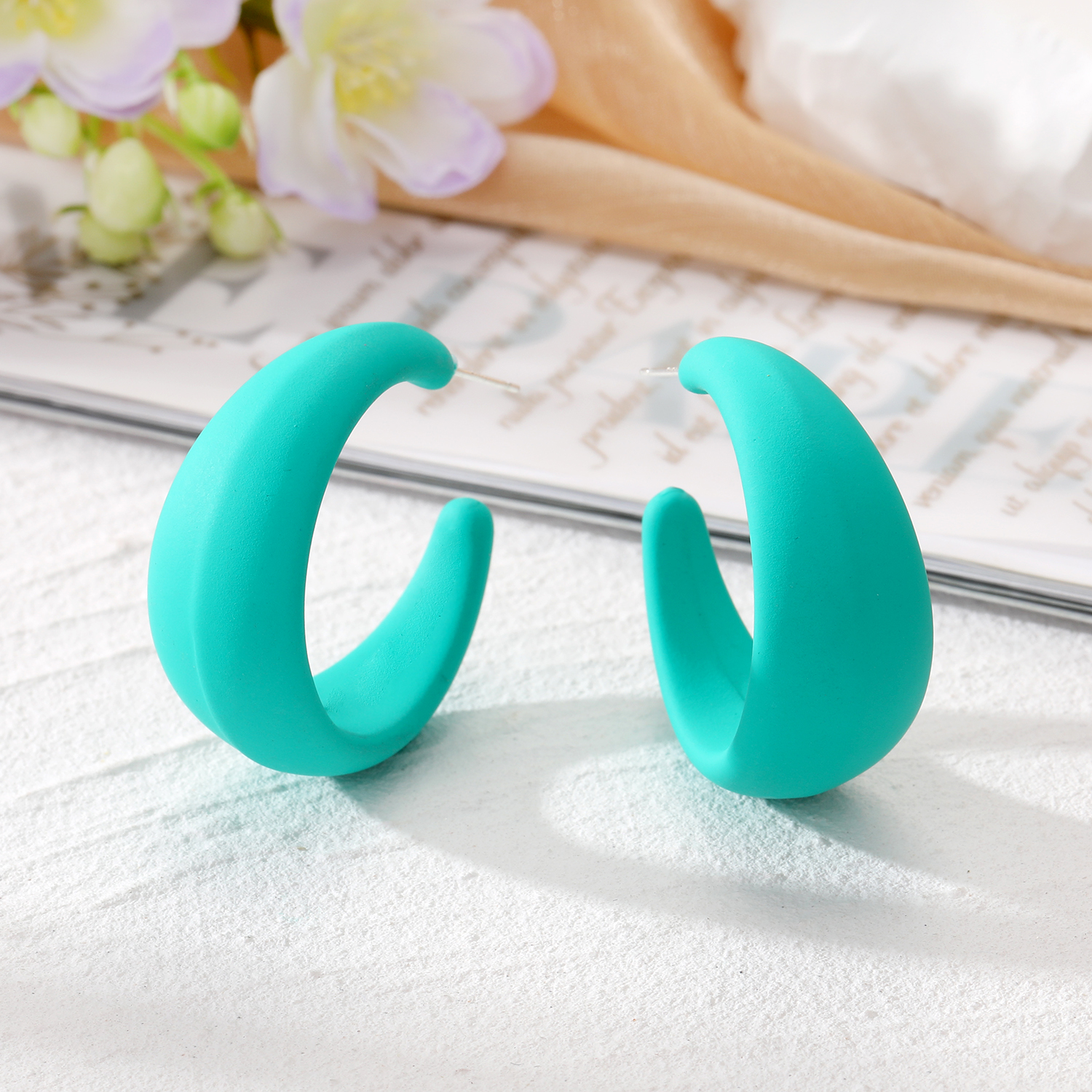 1 Pair Simple Style C Shape Solid Color Resin Ear Studs display picture 3