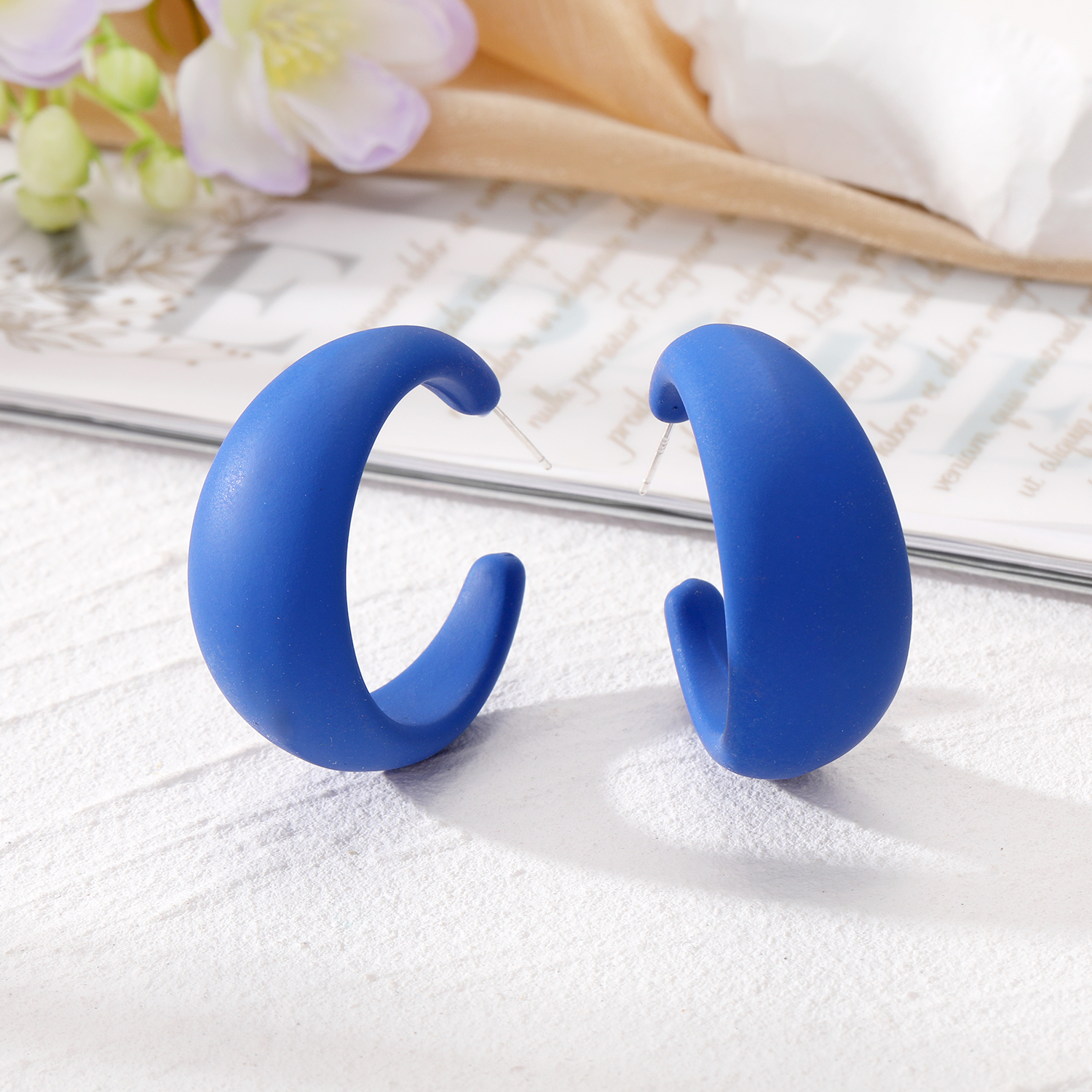 1 Pair Simple Style C Shape Solid Color Resin Ear Studs display picture 4