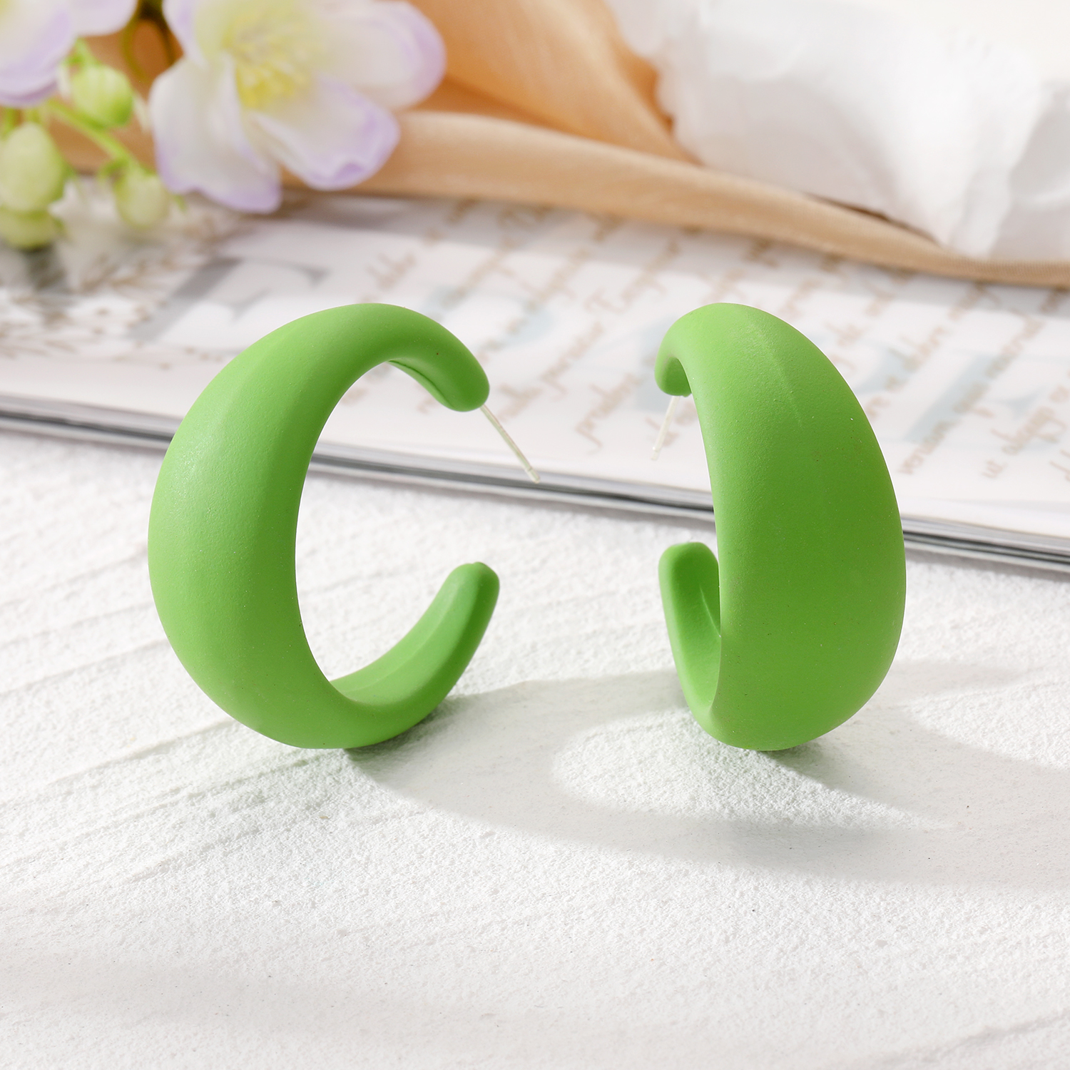 1 Pair Simple Style C Shape Solid Color Resin Ear Studs display picture 5