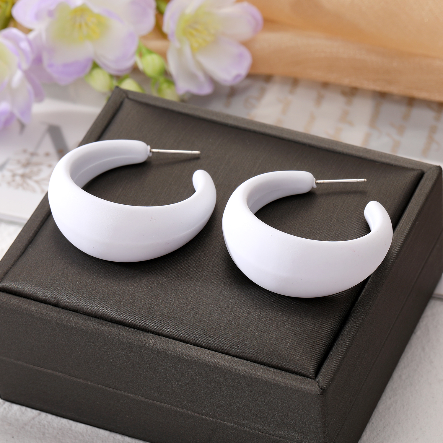 1 Pair Simple Style C Shape Solid Color Resin Ear Studs display picture 7