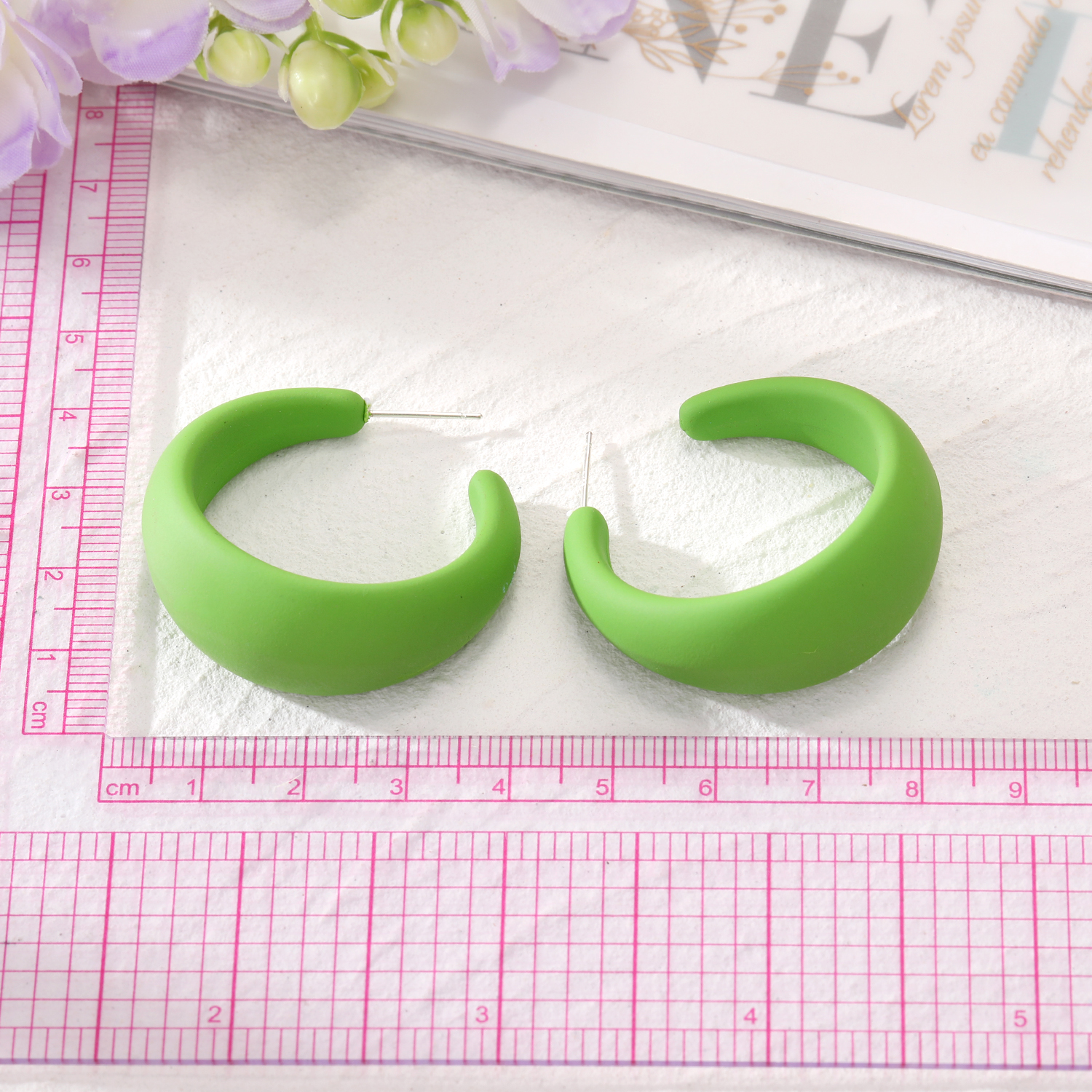 1 Pair Simple Style C Shape Solid Color Resin Ear Studs display picture 8