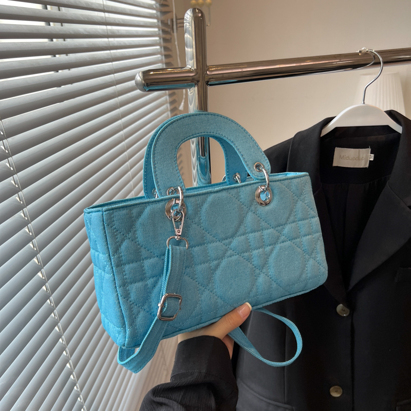 Women's Medium Denim Solid Color Fashion Square Zipper Crossbody Bag display picture 1