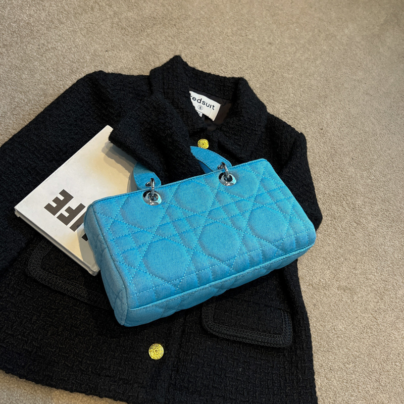 Women's Medium Denim Solid Color Fashion Square Zipper Crossbody Bag display picture 5