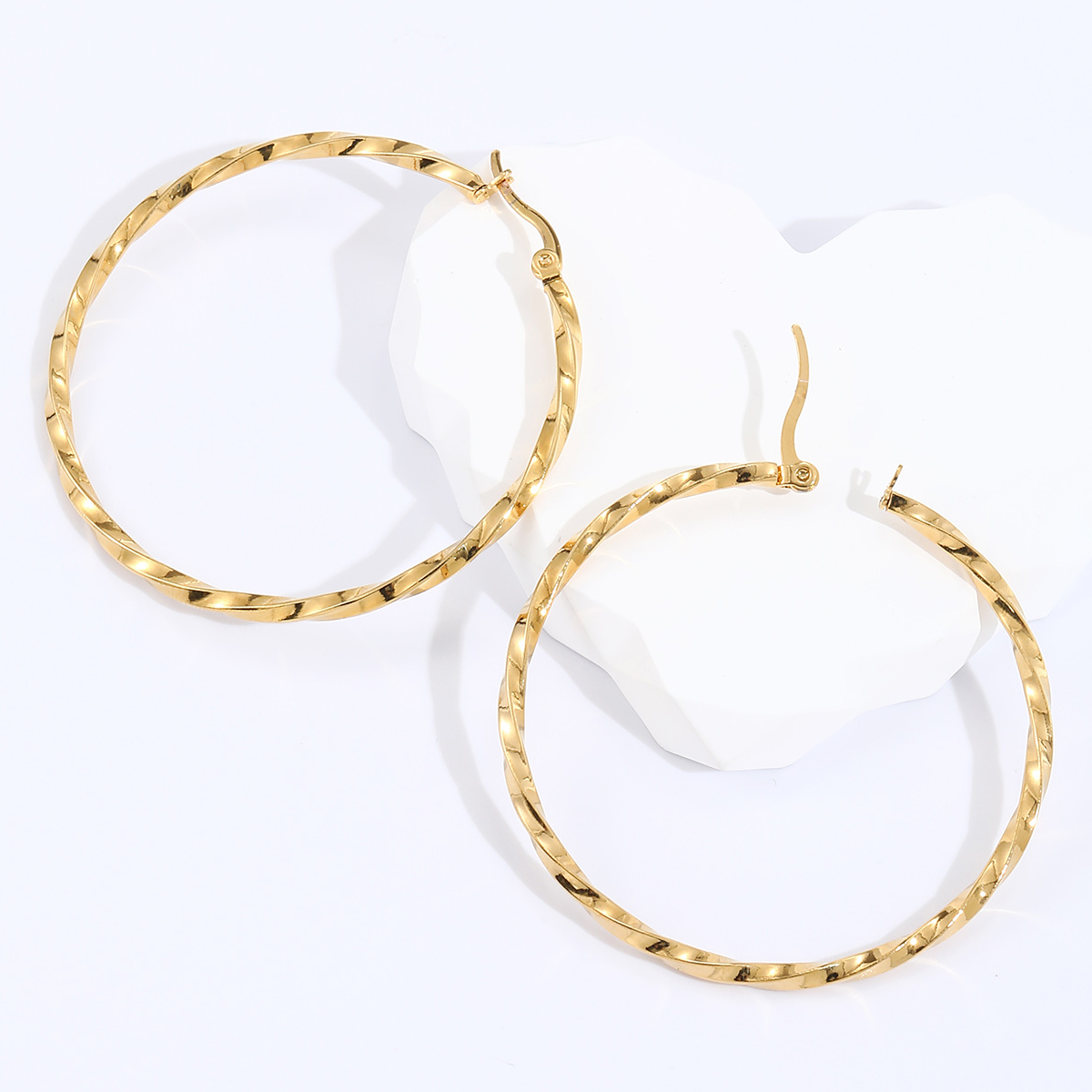 Fashion Round The Answer Stainless Steel Hoop Earrings Gold Plated Stainless Steel Earrings 1 Pair display picture 1