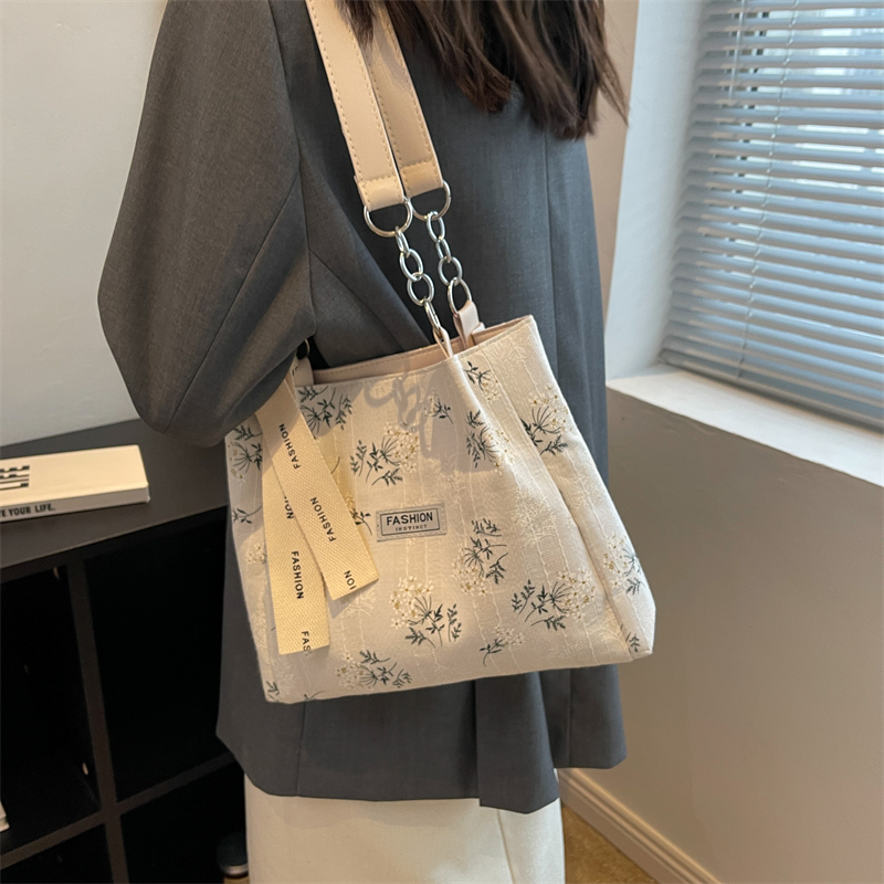 Women's Fashionable Minority All-match Printed Canvas Shoulder Bag Large Capacity Fashion Commuter Tote Bag 27cm * 31cm * 26.5cm display picture 4