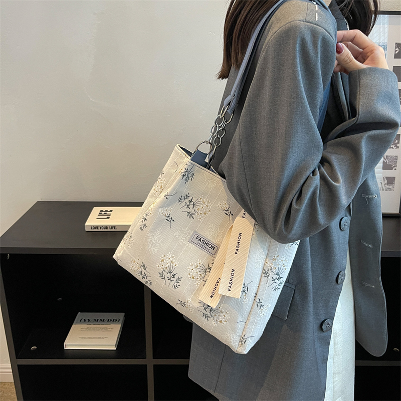 Women's Fashionable Minority All-match Printed Canvas Shoulder Bag Large Capacity Fashion Commuter Tote Bag 27cm * 31cm * 26.5cm display picture 5