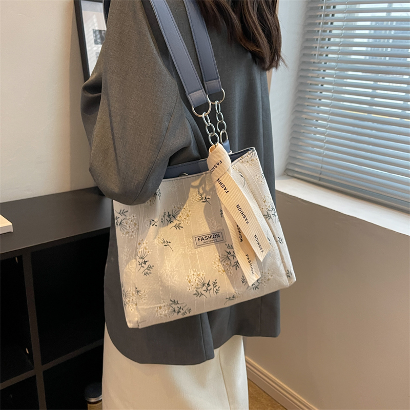 Women's Fashionable Minority All-match Printed Canvas Shoulder Bag Large Capacity Fashion Commuter Tote Bag 27cm * 31cm * 26.5cm display picture 6