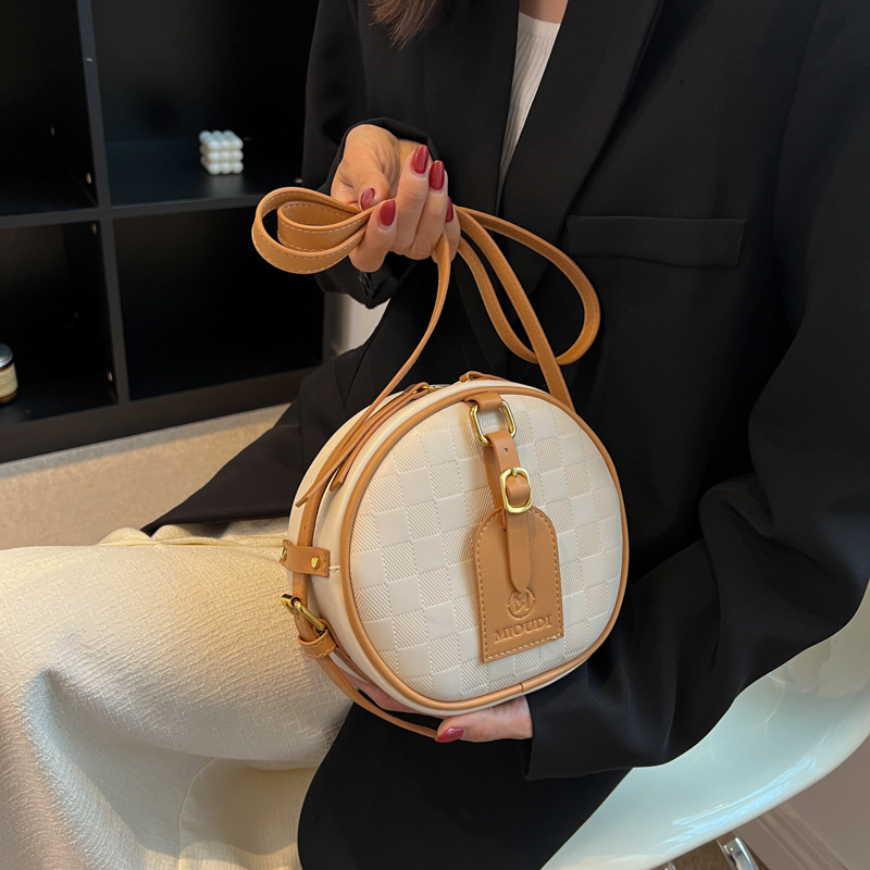 Women's Medium Pu Leather Lingge Fashion Round Zipper Crossbody Bag display picture 3