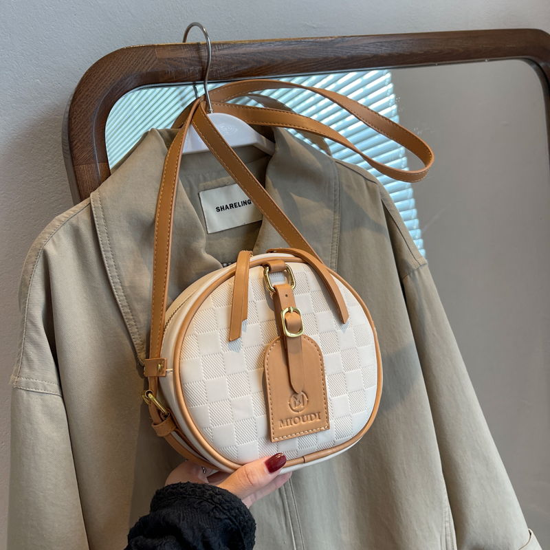 Women's Medium Pu Leather Lingge Fashion Round Zipper Crossbody Bag display picture 4