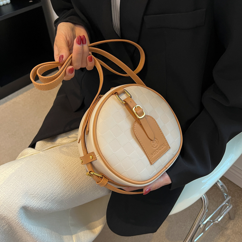 Women's Medium Pu Leather Lingge Fashion Round Zipper Crossbody Bag display picture 5