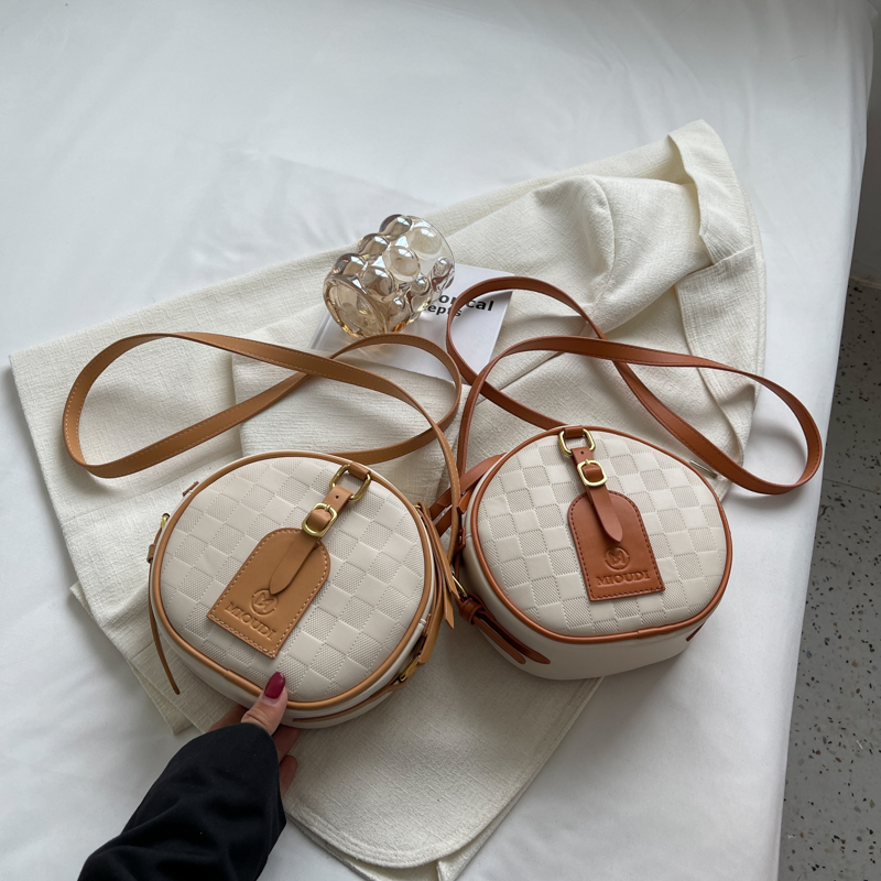 Women's Medium Pu Leather Lingge Fashion Round Zipper Crossbody Bag display picture 7