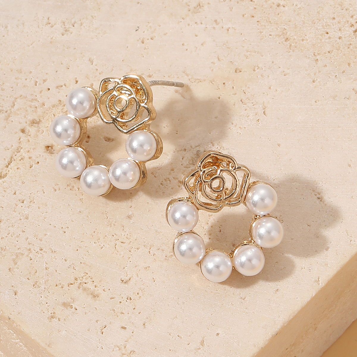 Sweet Flower Alloy Hollow Out Pearl Women's Ear Studs 1 Pair display picture 2